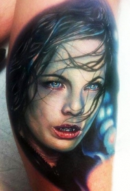小腿3D非常逼真的吸血鬼女性肖像纹身图案