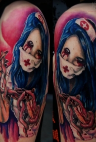 手臂令人毛骨悚然的血腥护士彩色纹身图案