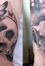 手臂壮观的黑灰风格骷髅和蝴蝶纹身图案