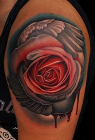 手臂血色玫瑰与天使翅膀纹身图案