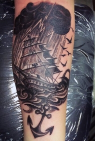 手臂船锚和闪电帆船黑白纹身图案
