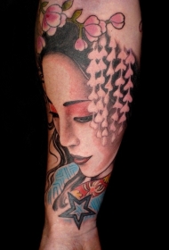 手臂彩色3D伤心的艺妓肖像和花朵纹身图案