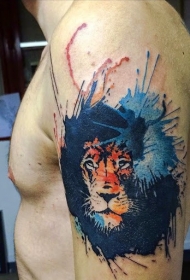 手臂狮子头像彩色泼墨纹身图案