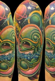 手臂彩色的外星人世界纹身图案