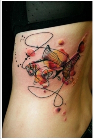 侧肋抽象风格的彩色小鱼纹身图案