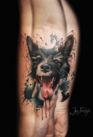 手臂上的彩色泼墨狗头像纹身图案