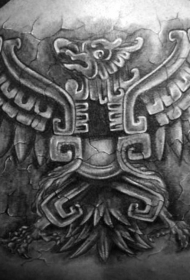 背部黑色的3D古代墙壁雕塑纹身图案