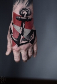 手背黑白船锚和彩色三角形纹身图案