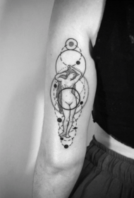 神秘女人与圆圈黑色手臂纹身图案