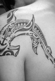 黑色波利尼西亚风格的锤头鲨和船锚背部纹身图案