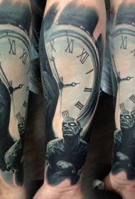 手臂经典的五彩时钟和天使纹身图案