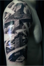 手臂难以置信的木制十字架纹身图案