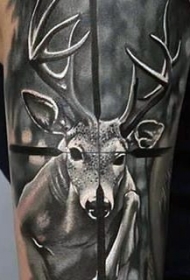 手臂狩猎主题的黑色小鹿和步枪范围纹身图案