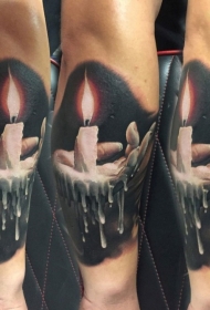 逼真的彩色燃烧蜡烛手臂纹身图案