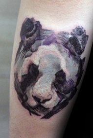 手臂抽象风格的彩色熊猫头纹身图案