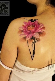 背部3D逼真的彩色花朵纹身图案