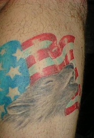 手臂狼头和彩色美国国旗纹身图案