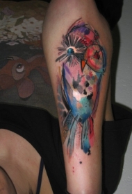 水彩风格彩色的小鸟手臂纹身图案
