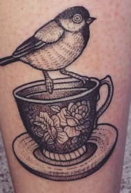 脚踝黑色点刺小鸟和杯子花朵纹身图案