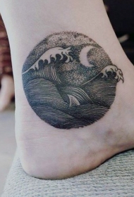 脚踝黑色线条点刺波浪与月亮纹身图案