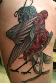 大腿小鸟与红色的花纹身图案