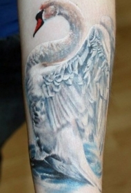 非常逼真可爱的白天鹅手臂纹身图案