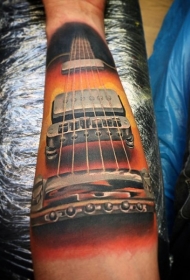 华丽逼真的彩色吉他手臂纹身图案