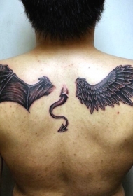 男性背部3D写实的恶魔翅膀尾巴纹身图案