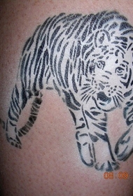 小腿个性精致的黑白老虎纹身图案