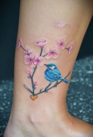 蓝色可爱的小鸟和花朵树枝脚踝纹身图案