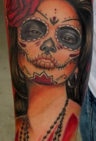墨西哥传统风格的彩色女郎玫瑰手臂纹身图案