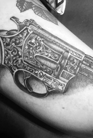 手臂黑色3D美丽的女士手枪纹身图案