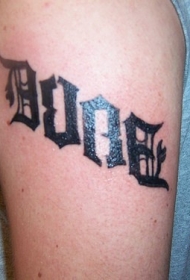 手臂黑色的字母纹身图案