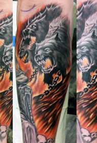 简单的插画风格恶魔狗和火焰手臂纹身图案