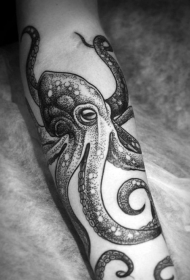 手臂可爱的黑白章鱼纹身图案