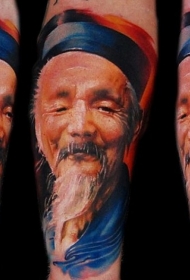 写实风格的亚洲老人肖像手臂纹身图案