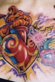 胸部经典的彩色圣心纹身图案