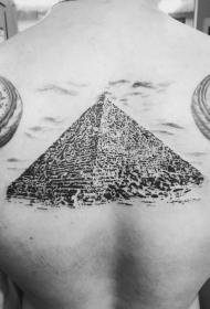 背部写实的黑色3D埃及金字塔纹身图案