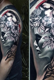 手臂令人毛骨悚然的3D彩色女人与花朵纹身图案