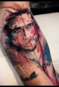 手臂抽象风格的彩色男子肖像纹身图案