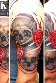 手臂彩色的红玫瑰和骷髅纹身图案