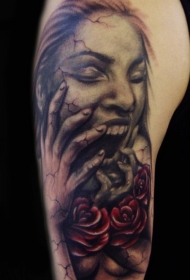 可怕的彩色恐怖尖叫女人与玫瑰手臂纹身图案