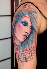 手臂彩色的女人肖像和字母纹身图案