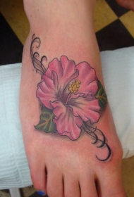 脚背粉红色的夏威夷花纹身图案