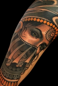 现代风格的彩色女性肖像手臂纹身图案