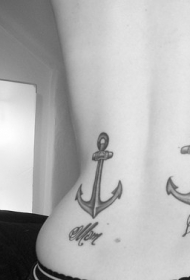 女孩腰部两个船锚纹身图案