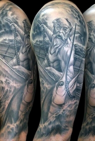 手臂写实的渔夫和鱼场景纹身图案