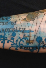 手臂彩色字母与飞艇纹身图案