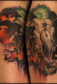 现代传统风格的彩色山羊头骨与火焰手臂纹身图案