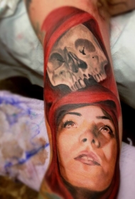 写实的彩色女人肖像和红色头巾骷髅手臂纹身图案